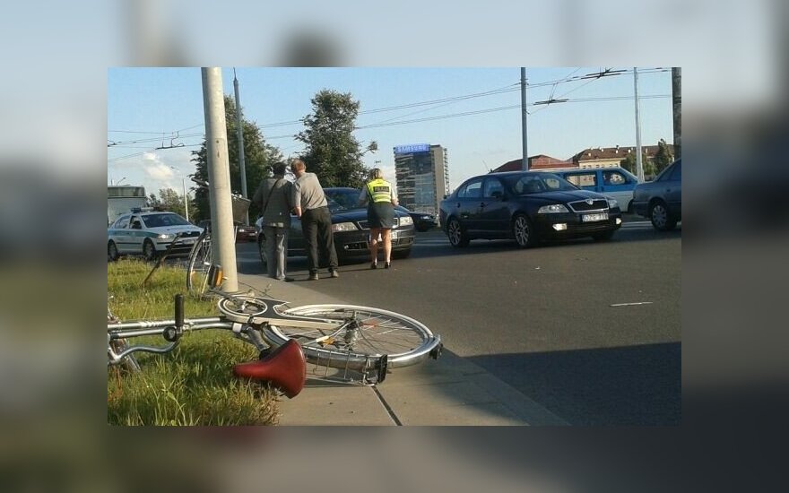 Vilniuje neįgaliojo ženklu pažymėtas automobilis perėjoje partrenkė dviratininkę