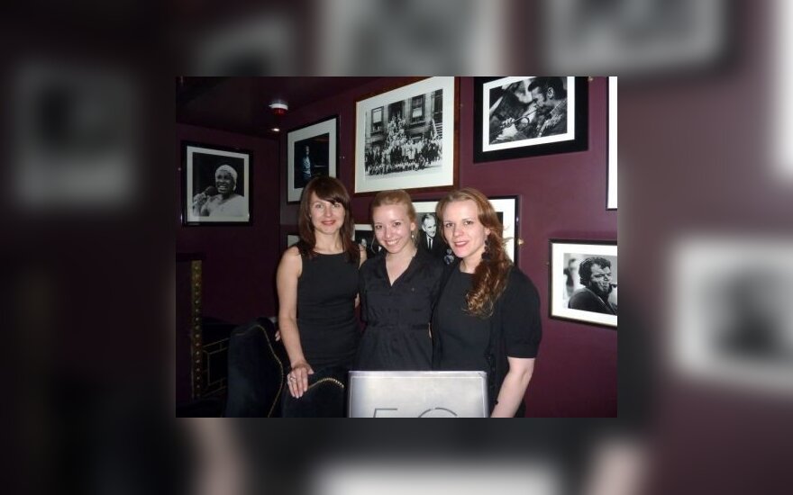 Garsiajame džiazo klube svečius sutinka Jūratė, Oksana ir Orinta