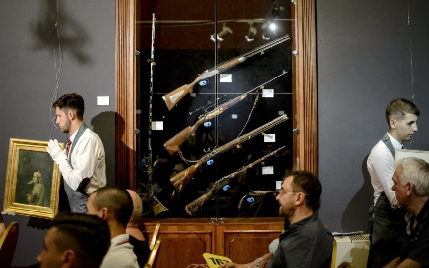 Rumunijos diktatoriaus N. Ceausescu medžioklinis šautuvas parduotas už 32,5 tūkst. eurų