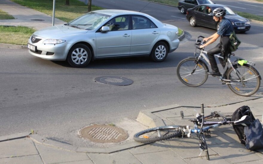 Į avariją patekęs dar vienas dviratininkas: ar matėt, kad kas nors per gatvę stumtų dviratį?