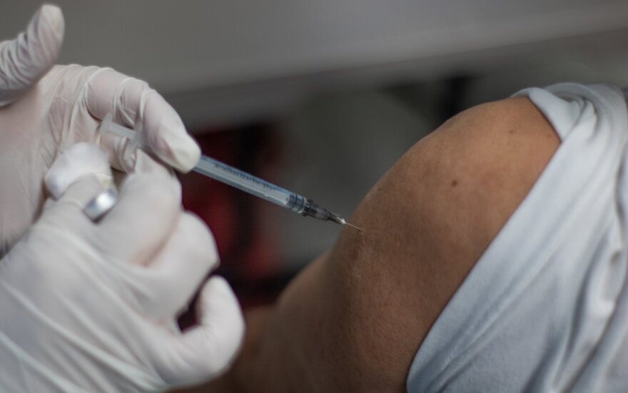 Dvi „Johnson &amp; Johnson“ vakcinos nuo COVID-19 dozės suteikia didesnę apsaugą