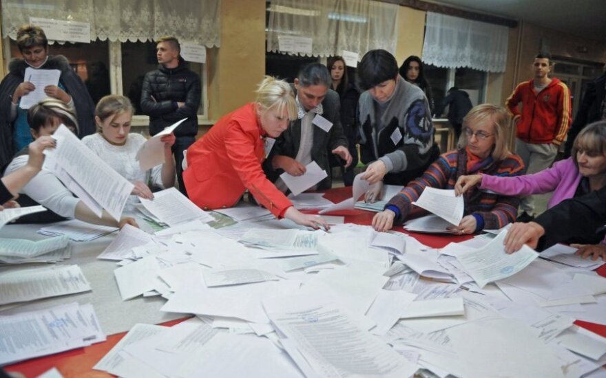 Ukrainos vietos valdžios rinkimuose dalyvavusių rinkėjų apklausos rodo susiskaldymą tarp vakarų ir rytų