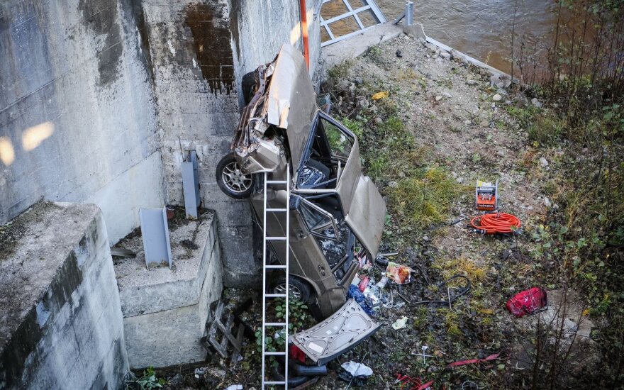 Vilniuje, Paneriuose, automobilis rėžėsi į užtvanką