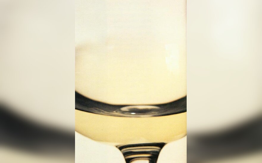 Sauvignon Blanc vynas, turintis sodresnę šiaudų spalvą