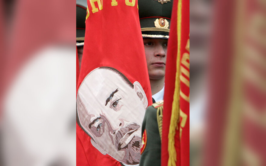 Rusijos karys laiko rankose vėliavą su Lenino atvaizdu per pergalės prieš nacistinę Vokietiją 60-ųjų metinių minėjimą St.Peterburge.