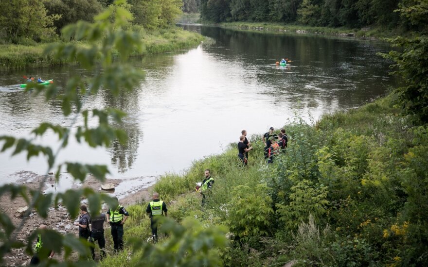 Klaipėdos rajone nuo skardžio į upę įkrito vyras: sužalotas vyras skubiai išgabentas į ligoninę
