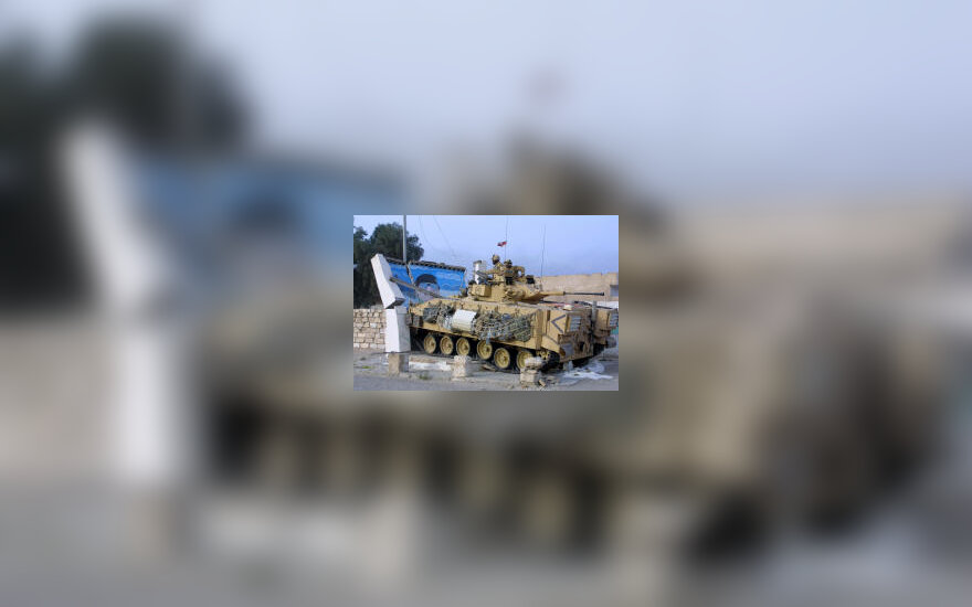 Britų kariai taranuoja su S. Huseino atvaizdu, karas Irake