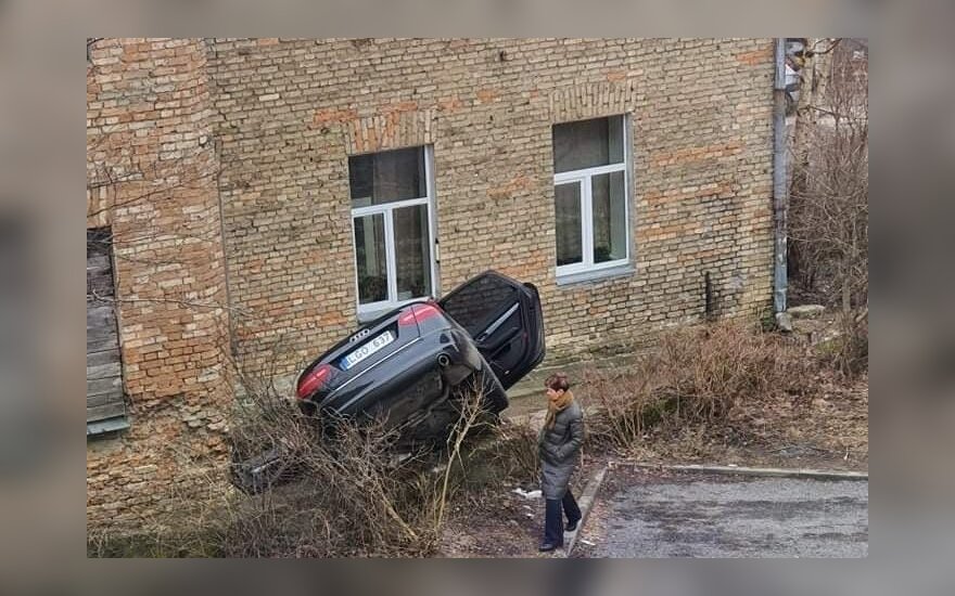 „Audi“ vairuotoja pateko į kuriozinę avariją: automobilis pakibo ant tvoros
