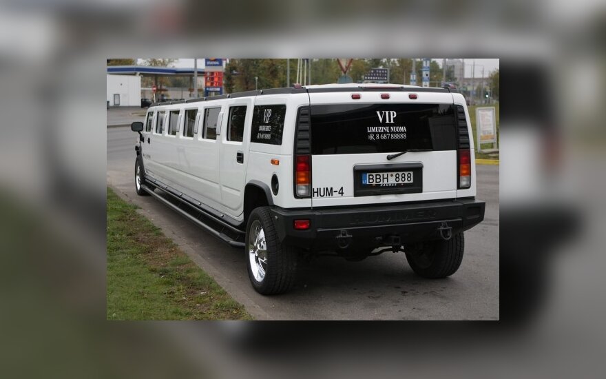 Pasieniečiai neleido iš Lietuvos išvežti prabangaus „Hummer“ limuzino