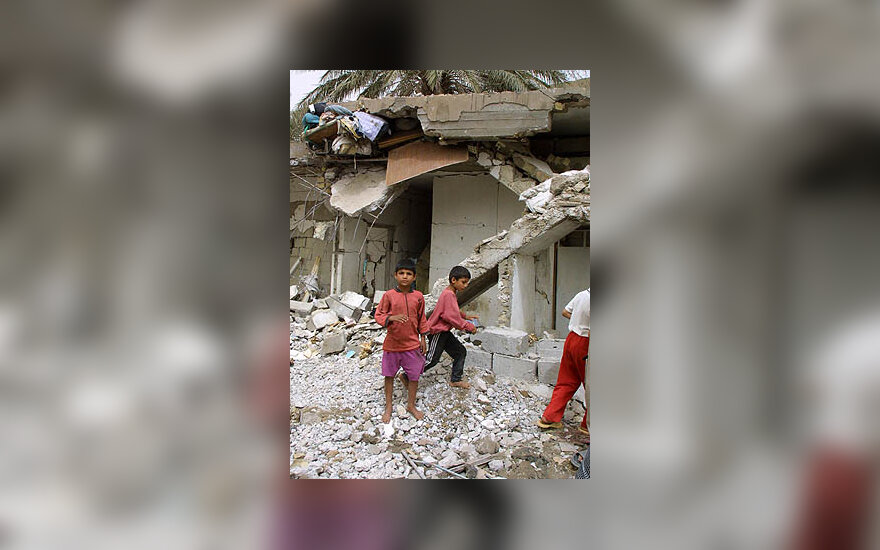Namų griuvėsiai po sprogimo Bagdado amunicijos saugykloje
