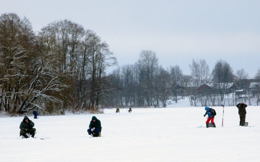 Perspėjimas žvejams: ant ledo galima žvejoti tik įsitikinus jo saugumu