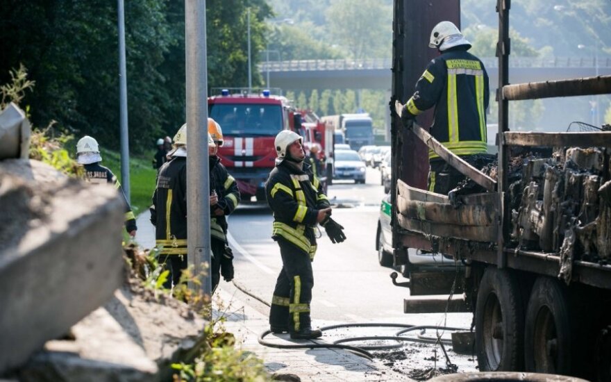 Vilniuje užsidegė krovinį vežęs sunkvežimis, pasigirdo sprogimai