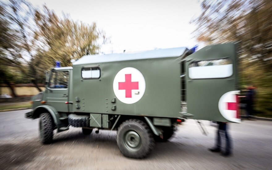 Nuo kelio nuslydo karo medikų automobilis, nukentėjo karė