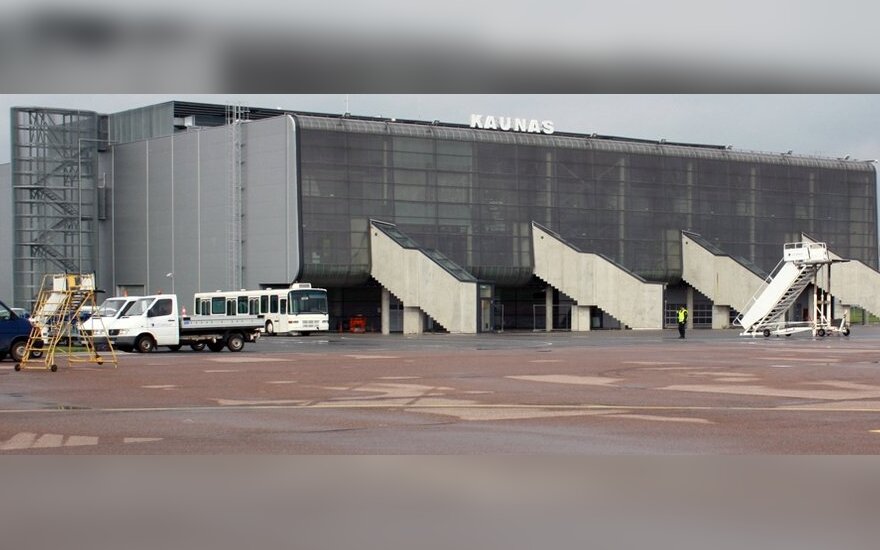 Kauno oro uosto teritorijoje tarnybos metu šlitinėjo girtas darbuotojas