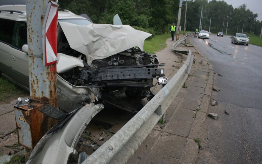 Vilniuje lengvasis automobilis peršokęs atitvarą rėžėsi į apšvietimo stulpą