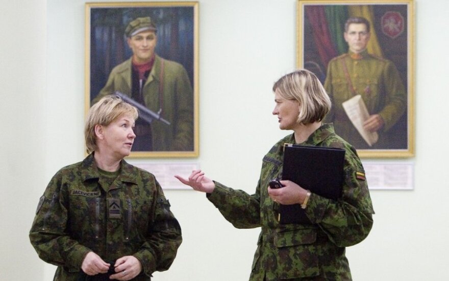 Karo akademijos dėstytojas: kariuomenei tinka vyriškos moterys