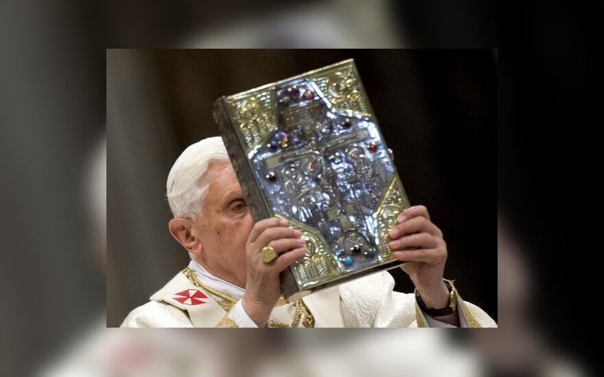 Popiežius Benediktas XVI per mišias Vatikane laiko maldaknygę