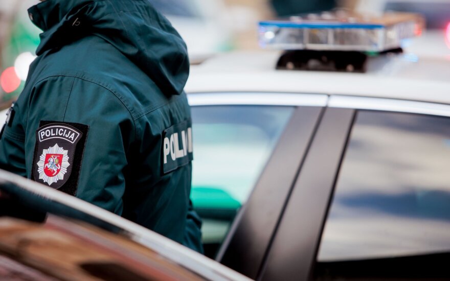 Kauno pareigūnai užkardė degalų vagystę: pas vyrą aptiktos talpos ir kastetas