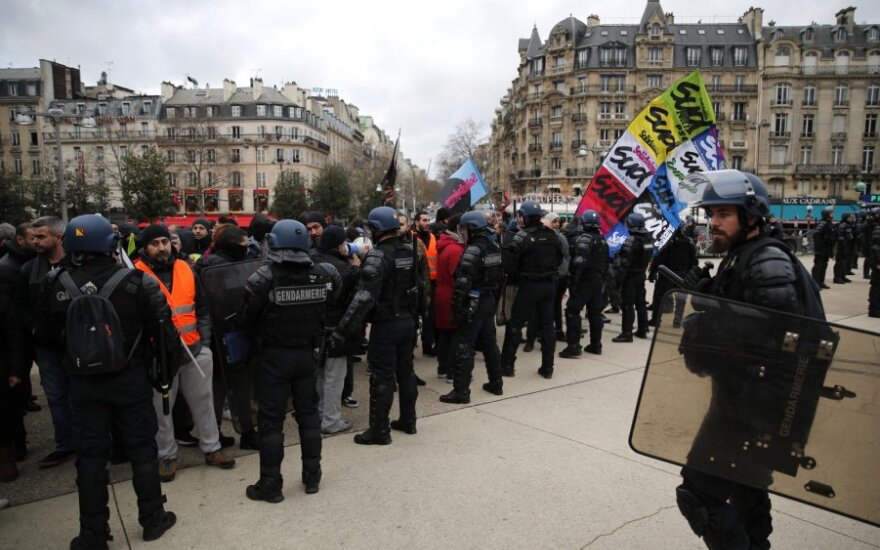 Paryžiuje streiko prieš pensijų reformą 19-ą dieną aktyvistai blokavo metropoliteną