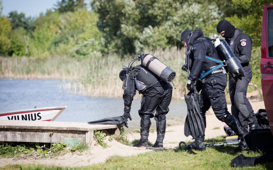 Ežere Vilniaus pakraštyje „Aro“ narai nuskendusio tanko nerado
