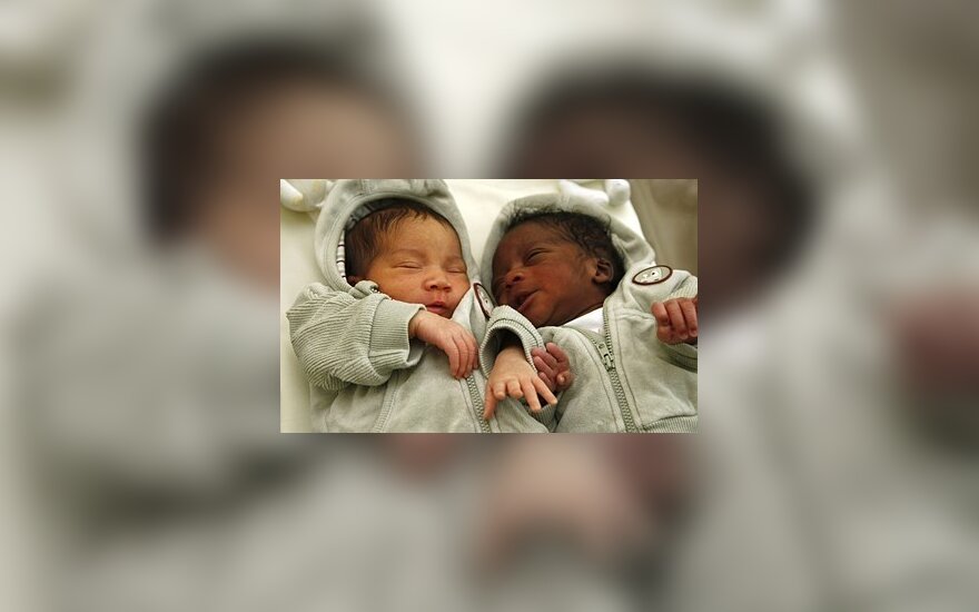 Vokietijoje juodaodžiui ir baltaodei gimė skirtingų odos spalvų dvynukai. 