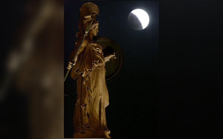 Užtemęs mėnulis virš Atėnės statulos