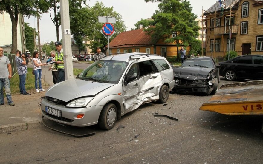 Sučiuptas iš avarijos vietos Kaune pabėgęs „Audi Q7” vairuotojas