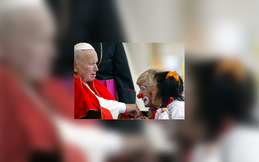Popiežiaus ranką bučiuoja klounais persirengę tikintieji