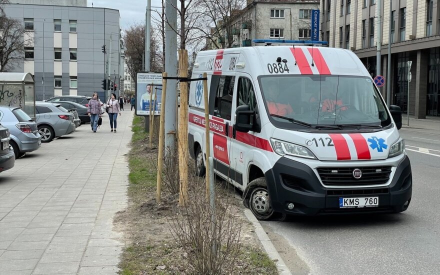 Vilniuje girtas vairuotojas susidūrė su GMP: medikai skubėjo į įvykį