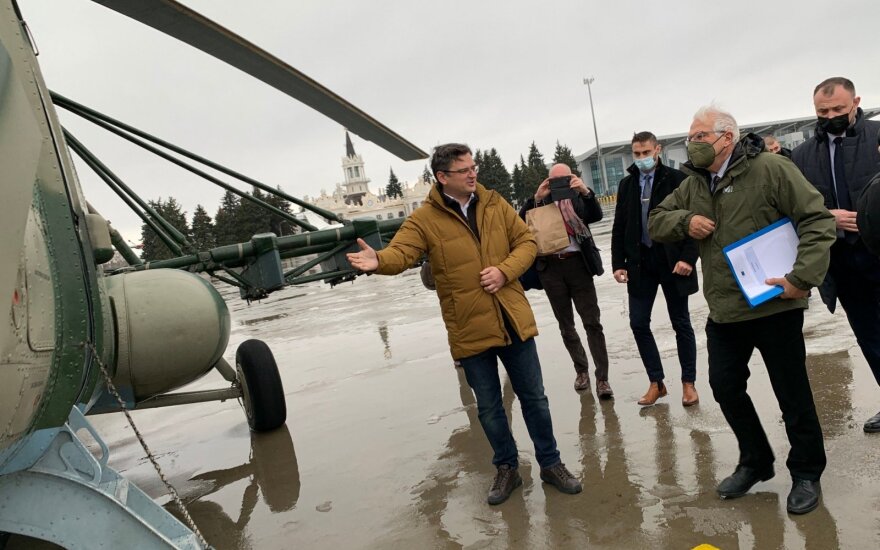 Borrellis: ES savo diplomatų šeimų iš Ukrainos kol kas neevakuos