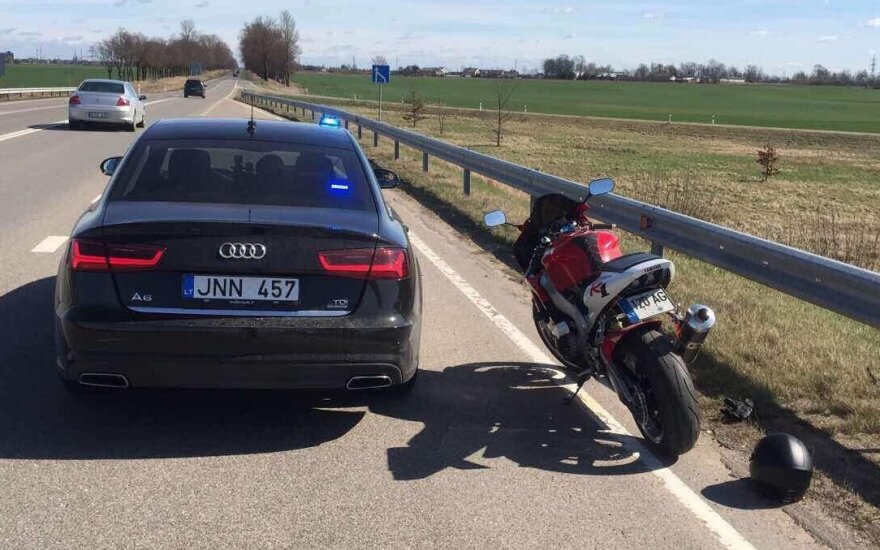 Marijampolės apskrityje pagautas neturintis teisės vairuoti ir greitį viršijęs motociklininkas
