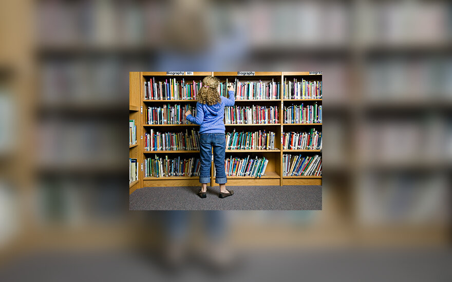 Mergaitė bibliotekoje
