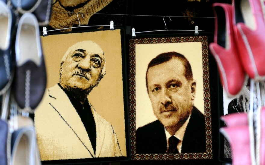 Turkijoje sulaikyti 42 dviejų universitetų darbuotojai dėl įtariamų ryšių su F. Gulenu