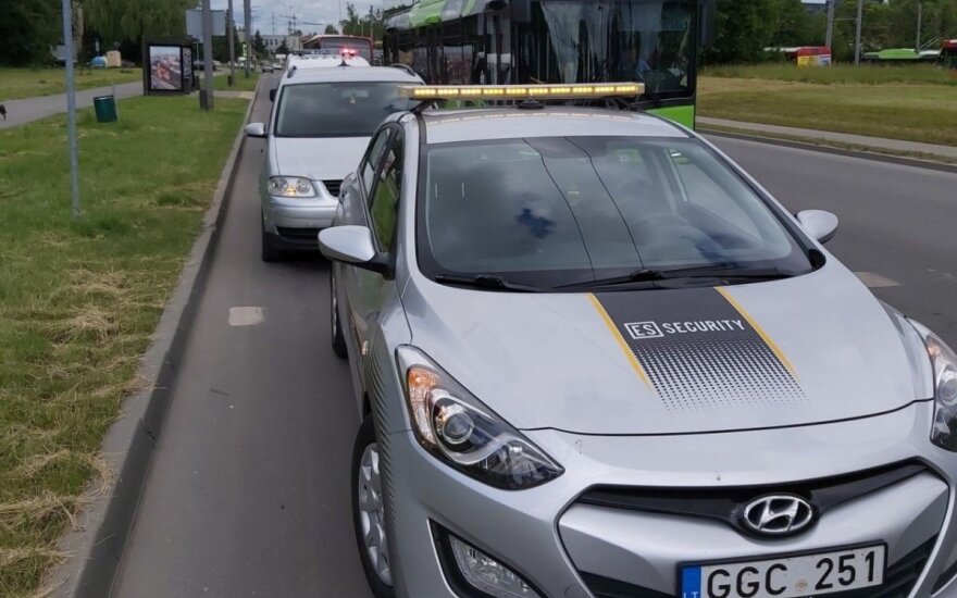 Kaune apsaugininkas sulaikė visiškai girtą taksi vairuotoją