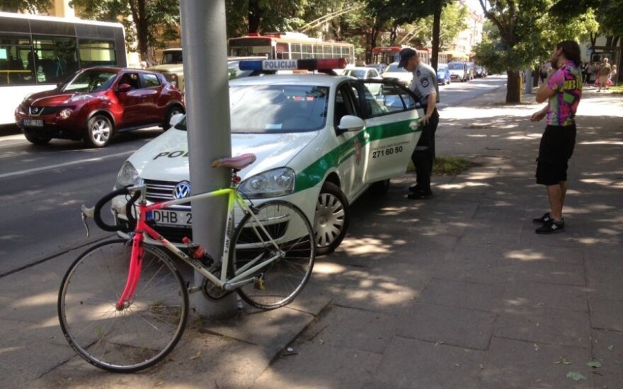 Vilniuje dviratininko partrenktas vyras prarado sąmonę