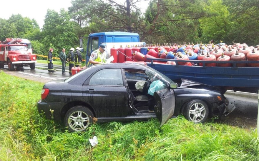 Sunkvežimiui susidūrus su „Subaru“, sužeistos 14-metės dvynės, išbyrėjo dujų balionai