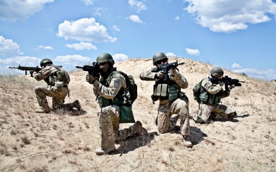 Afganistane armijos uniformą vilkintis asmuo nušovė NATO karį