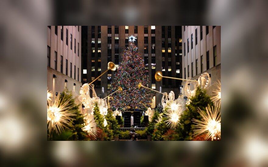 Niujorke prie Rockefellerio centro įžiebta Kalėdų eglė