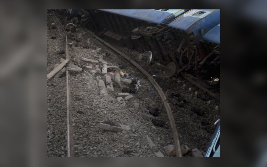 Indijoje susidūrus dviem traukiniams žuvo daugiau kaip 50 žmonių