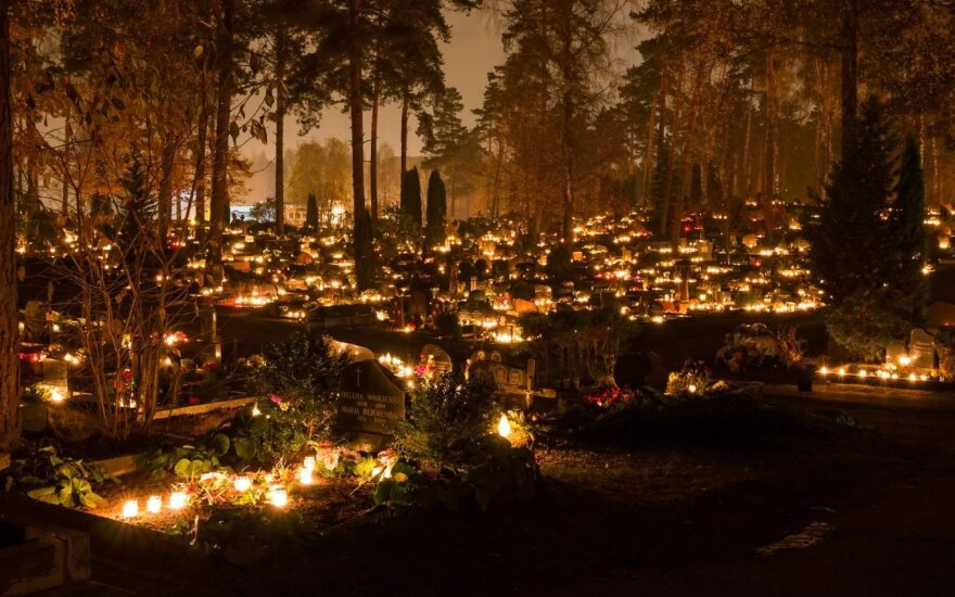 L. Klimka: žvakutė ant kapo – labai nesena tradicija