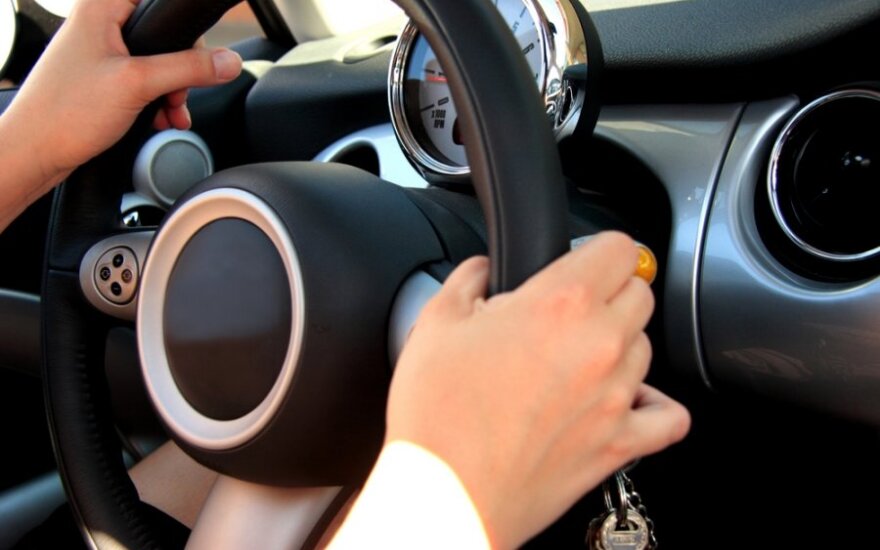 Prie „Peugeot“ vairo sėdusi mergina pralėkė su vėjeliu: vairuotojo pažymėjimą teks perlaikyti