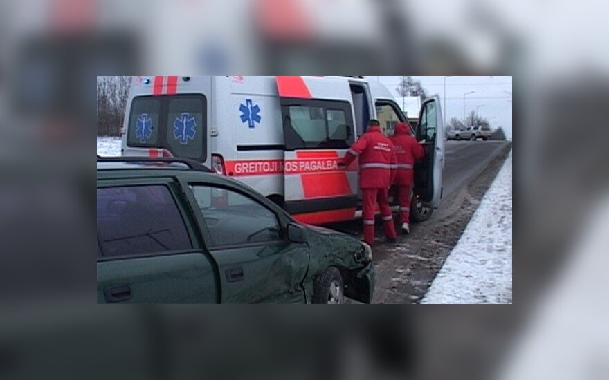 Vilniuje susidūrė sunkvežimis ir mikroautobusas, pastarojo vairuotoją vadavo ugniagesiai