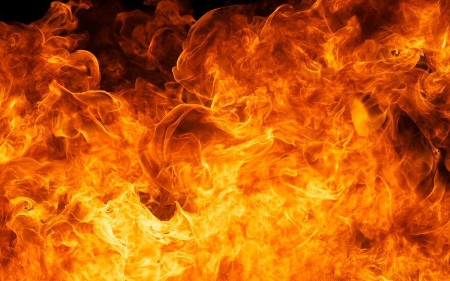 Kauno rajone sprogęs dujų balionas sukėlė gaisrą, nukentėjo žmogus
