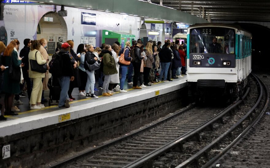 Paryžiuje dėl streiko nekursuoja kas antras metro traukinys