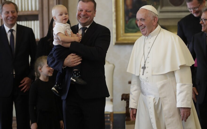 Popiežius Pranciškus priėmė S. Skvernelį su šeima
