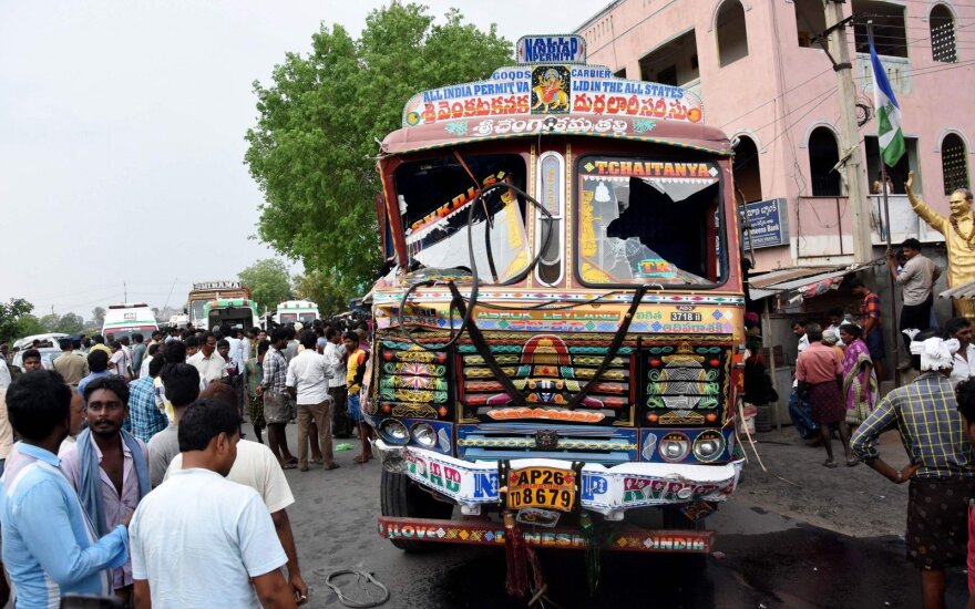 Indijoje sunkvežimiui įsirėžus į minią žuvo mažiausiai 13 žmonių