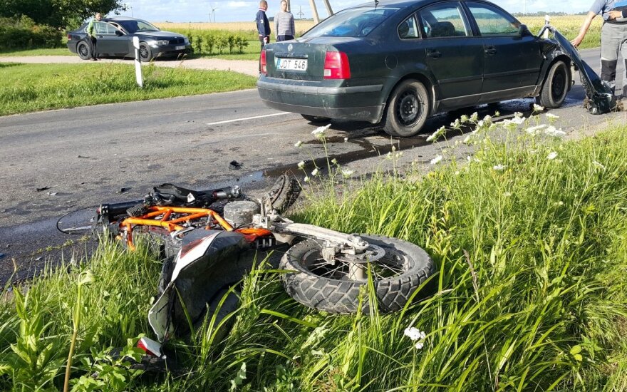 Lumpėnų kaime vairuotojas pabėgo laukais, palikęs automobilį ir negyvą motociklininką