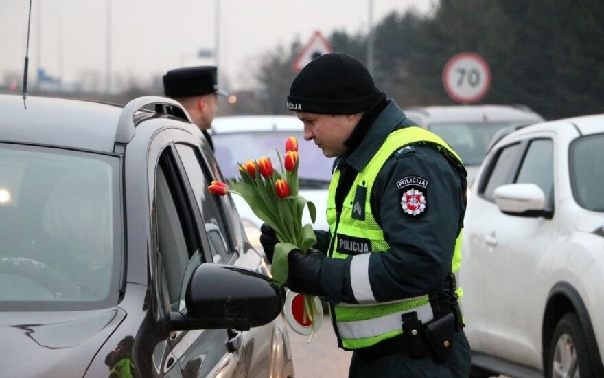 Policijos pareigūnai vairuotojoms išdalijo šimtus gėlių