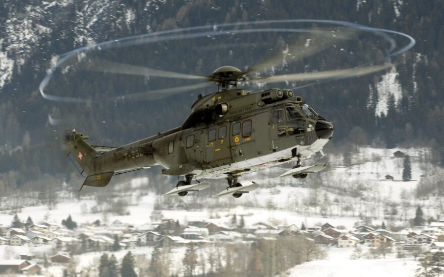 Besirengdami Davoso forumui Šveicarijos kariai kovoja su sniegu