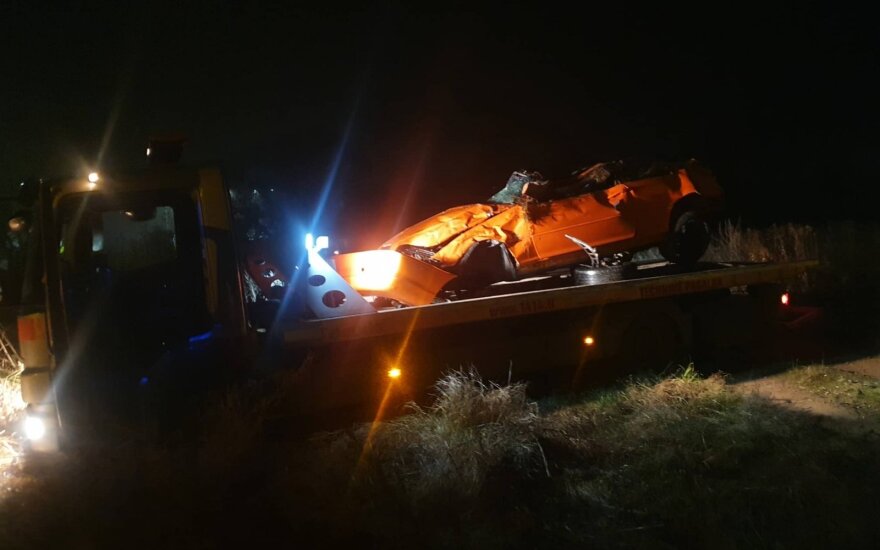 BMW skrydis Vilniaus rajone: automobilis nuskriejo nuo kelio ir vertėsi, vairuotojas sužalotas